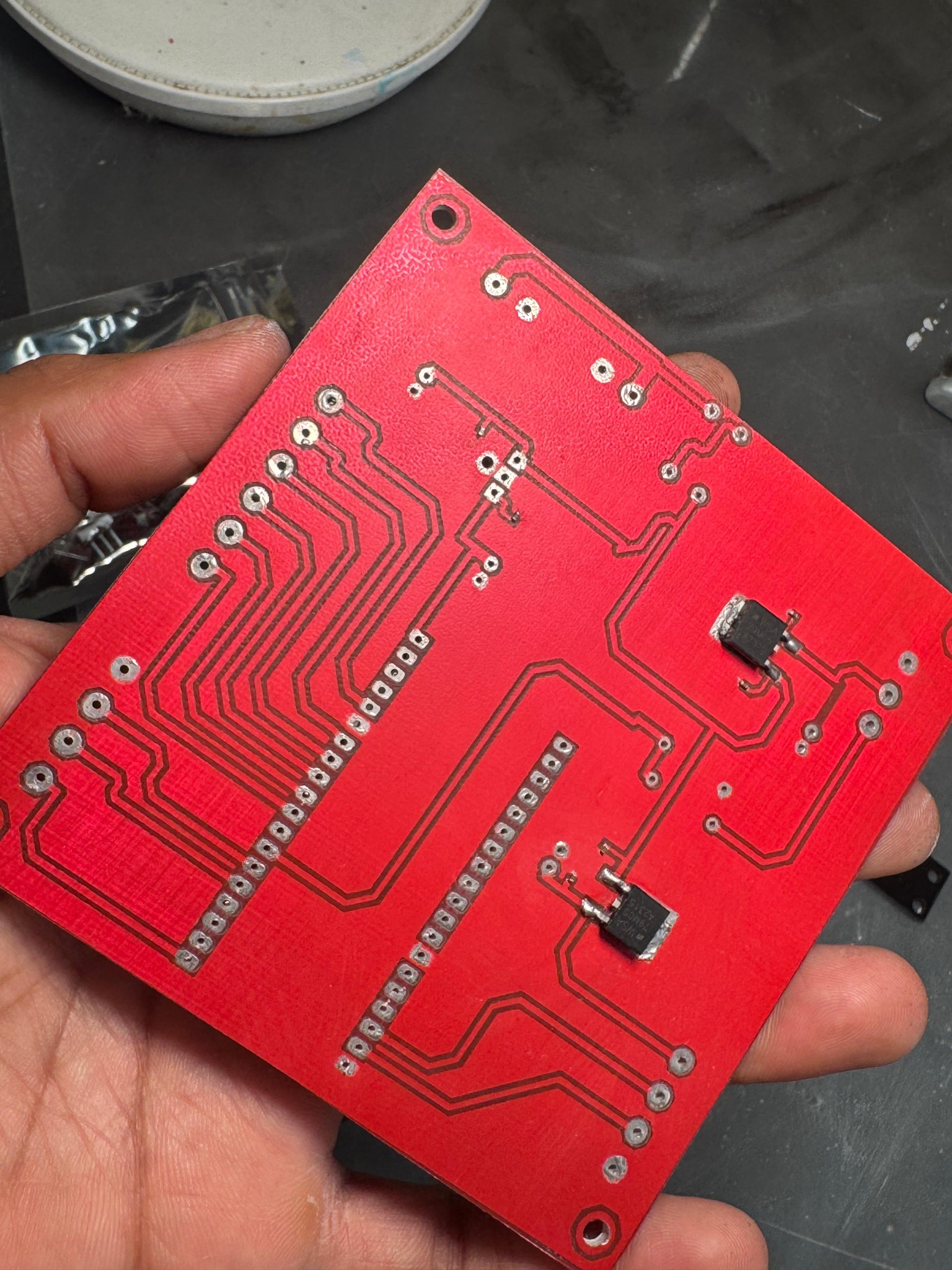 Tarjeta PCB roja fabricada y sostenida en la mano
